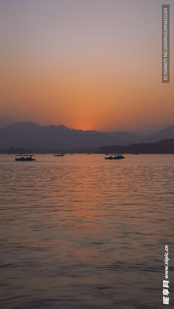 夕陽(yáng)下的寧?kù)o海面