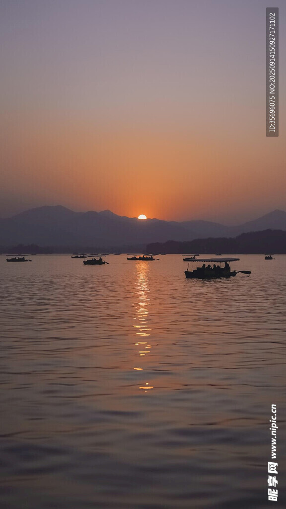 夕陽下寧靜的海面船只