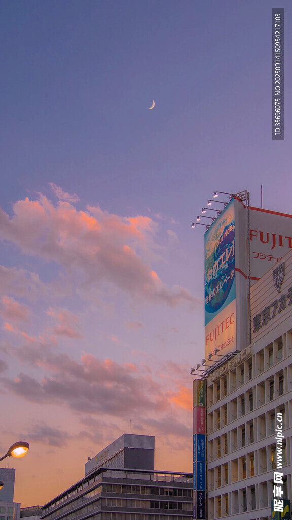 城市黃昏下的高樓與彩云