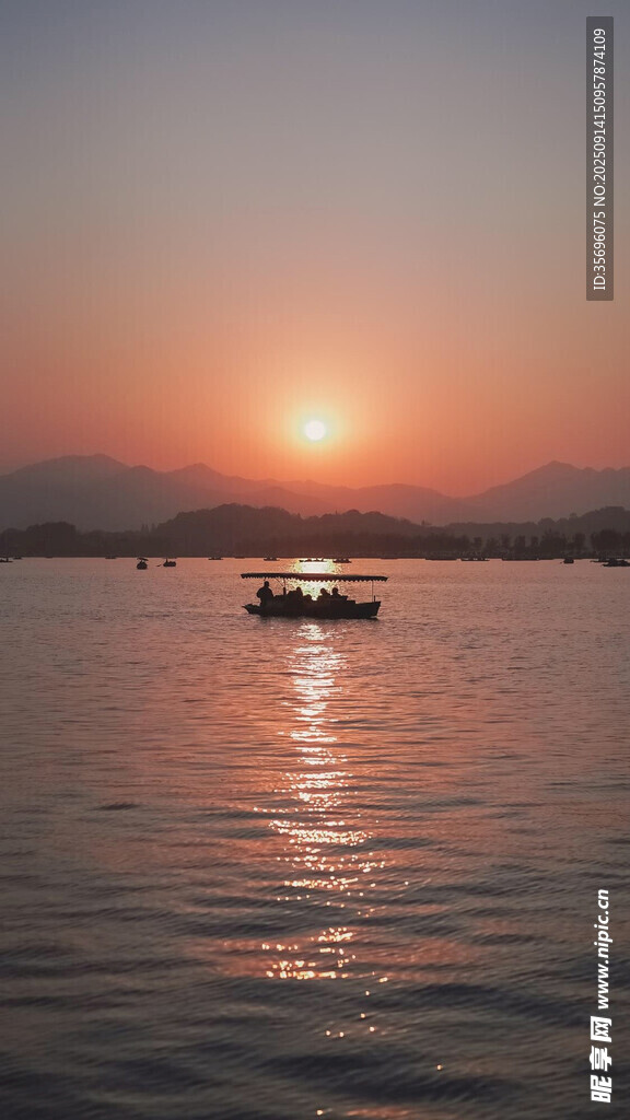 夕陽下湖面的孤舟