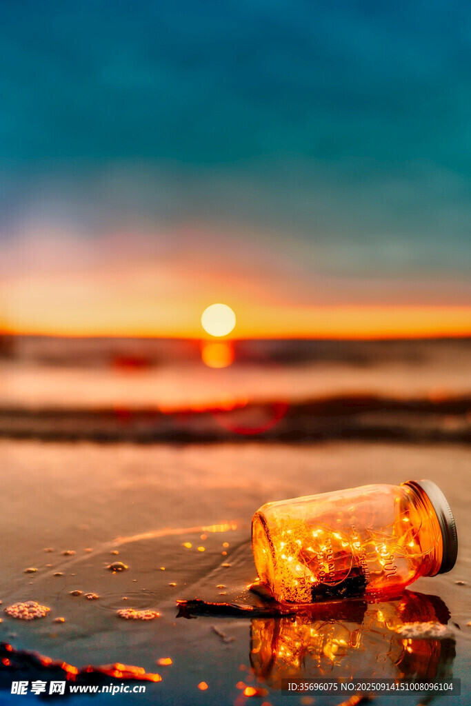 海邊夕陽下的漂流瓶