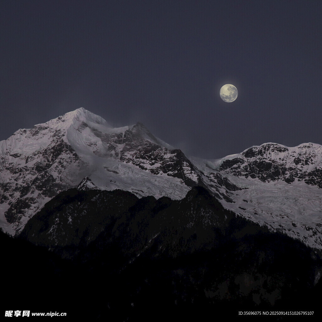 月夜下的雪山美景