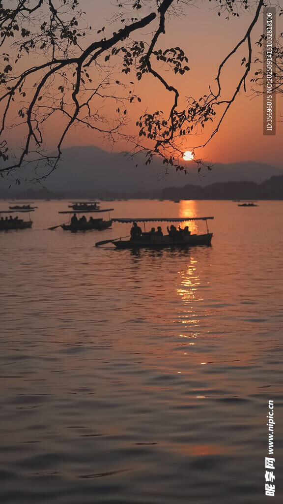 夕陽下的寧靜湖面與船只