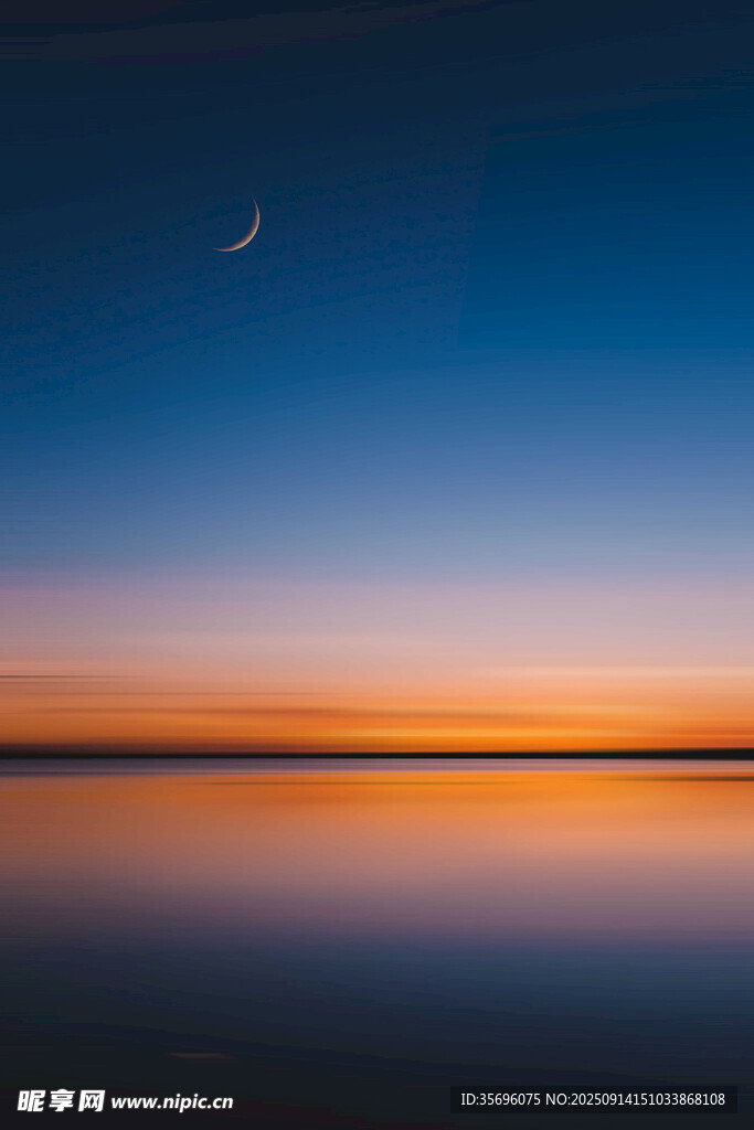 湖畔暮色中的彎月美景