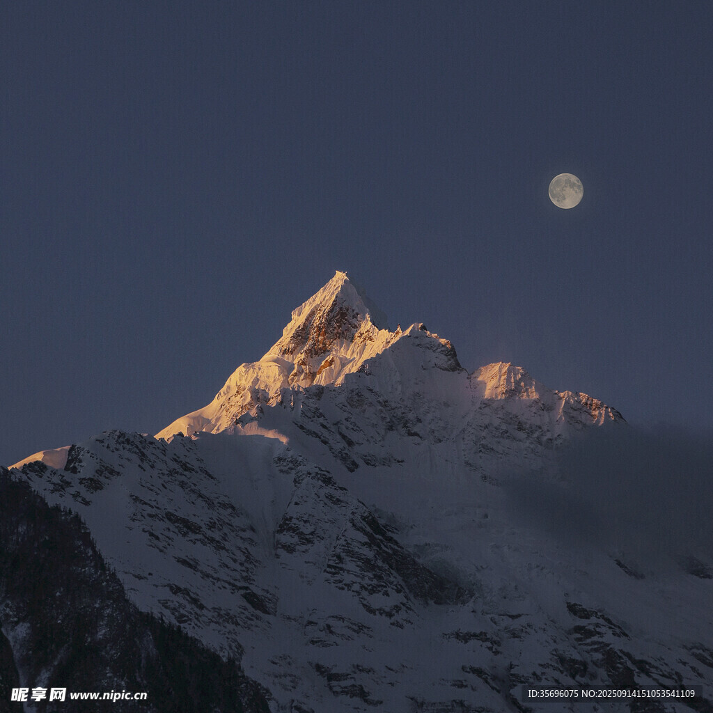 雪山月夜美景