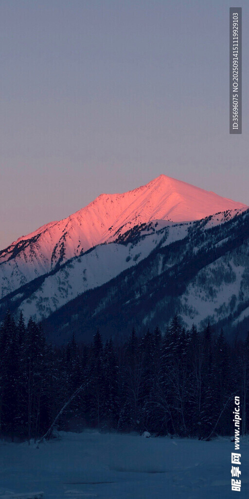 夕陽下的雪山美景