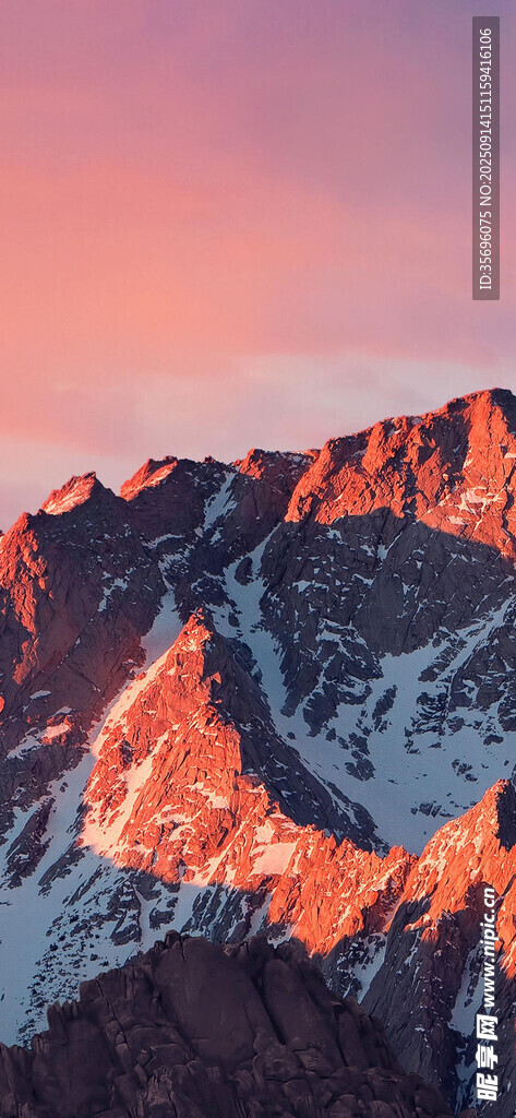 夕陽下的壯麗雪山