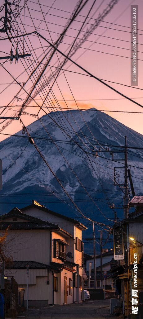 黃昏下的山村與巍峨雪山