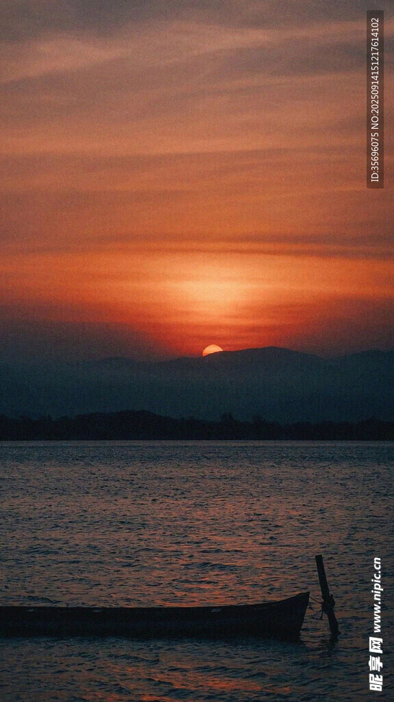 夕陽下的靜謐湖面小船