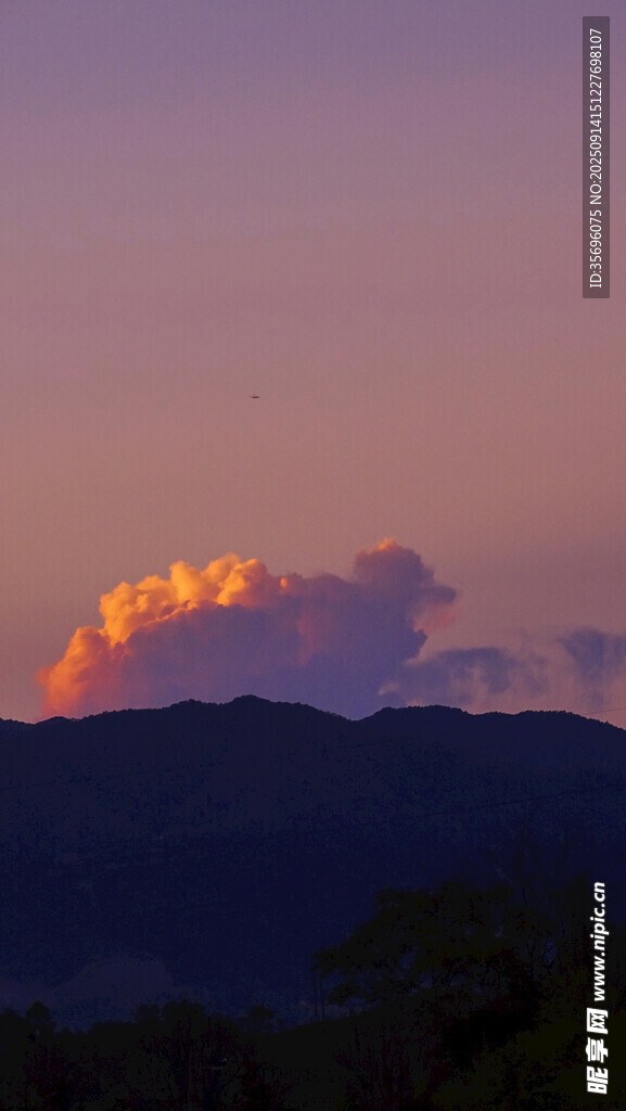 山間晚霞美景