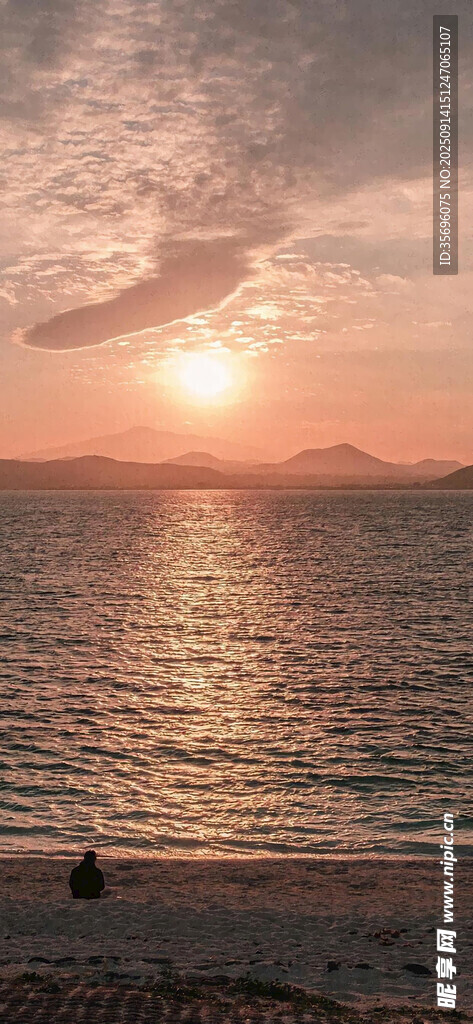 夕陽(yáng)下的靜謐海邊景象