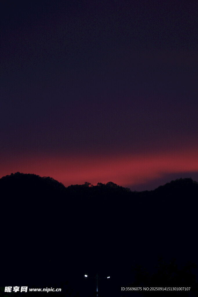 夜幕下的山巒與天邊霞光