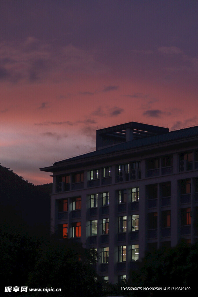 黃昏下燈火通明的校園建筑