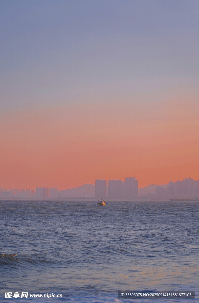 海邊日落時(shí)的城市天際線