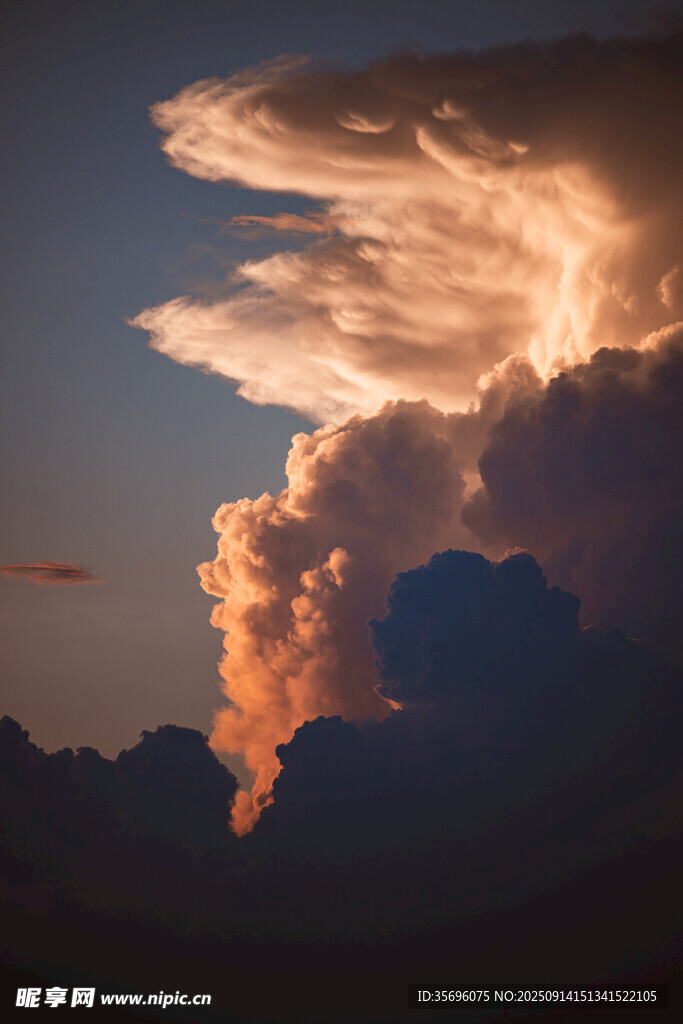 夕陽下壯觀的積雨云