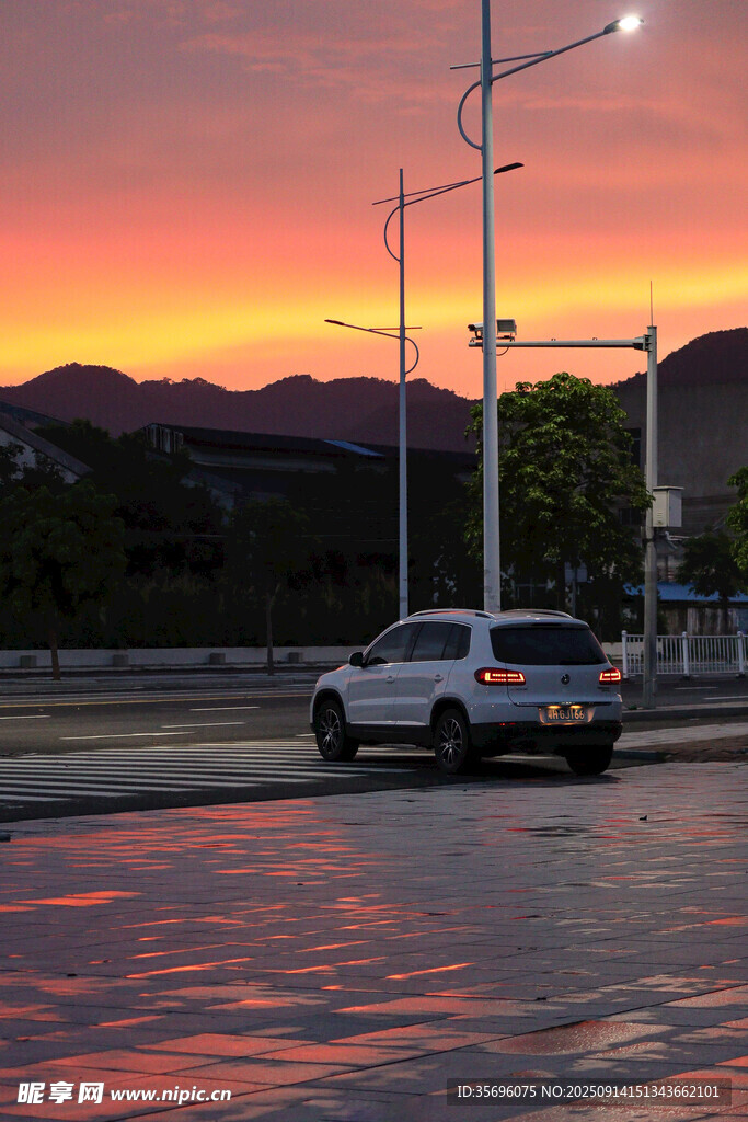 夕陽(yáng)下公路上的白色汽車(chē)
