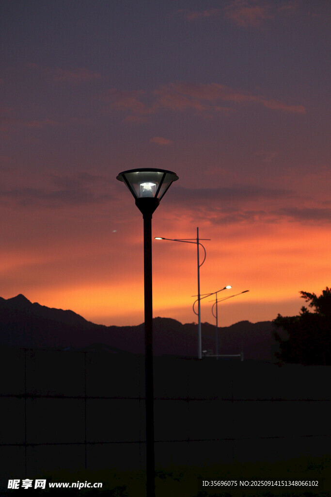 夕陽下的路燈