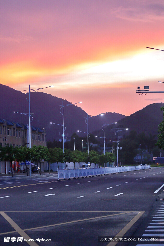 黃昏下的空曠道路與遠山