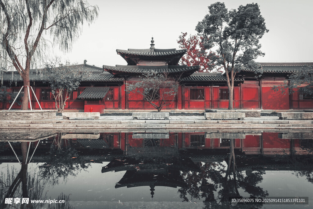 中式古建筑倒映于水面