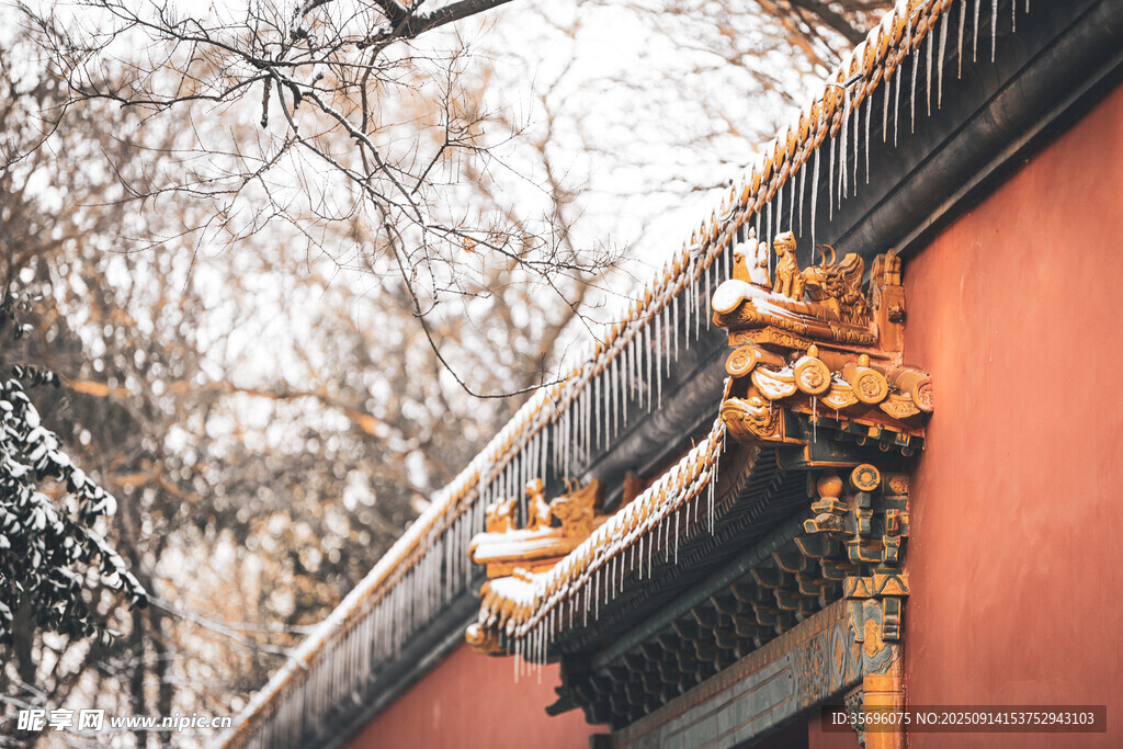 南京明孝陵文武方門(mén)紅墻上冬天