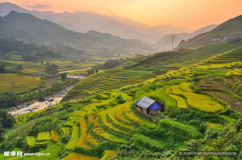 山間夕陽下的梯田露營(yíng)地