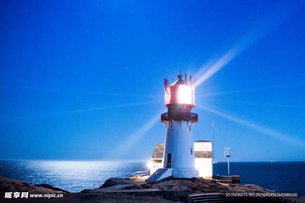 海邊燈塔閃耀夜空