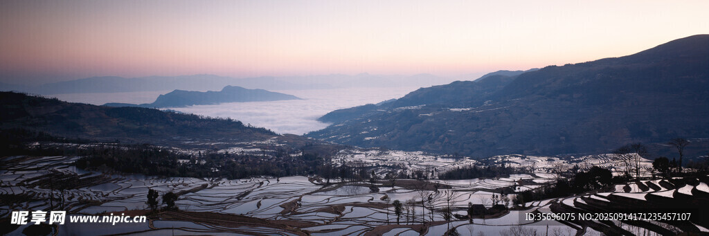 山間城市晨曦美景