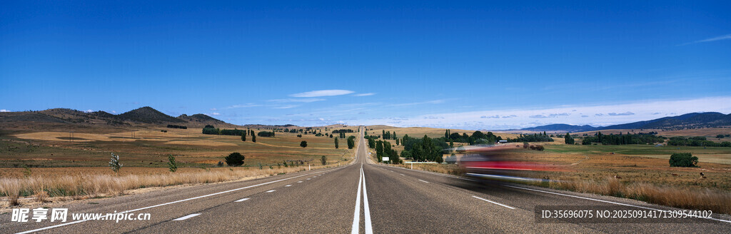 公路上的紅色汽車與風(fēng)景