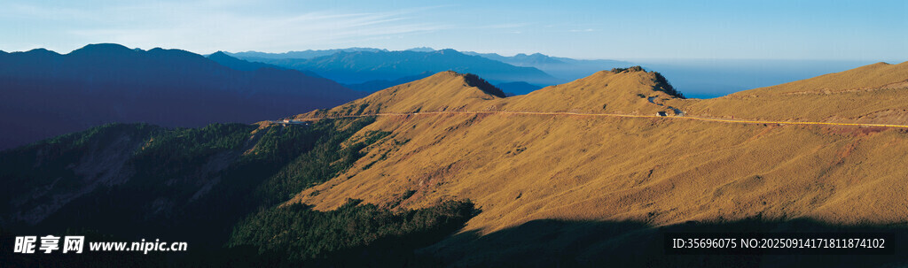 金色山巒美景