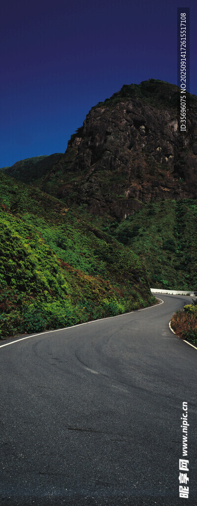 山間空曠道路景色