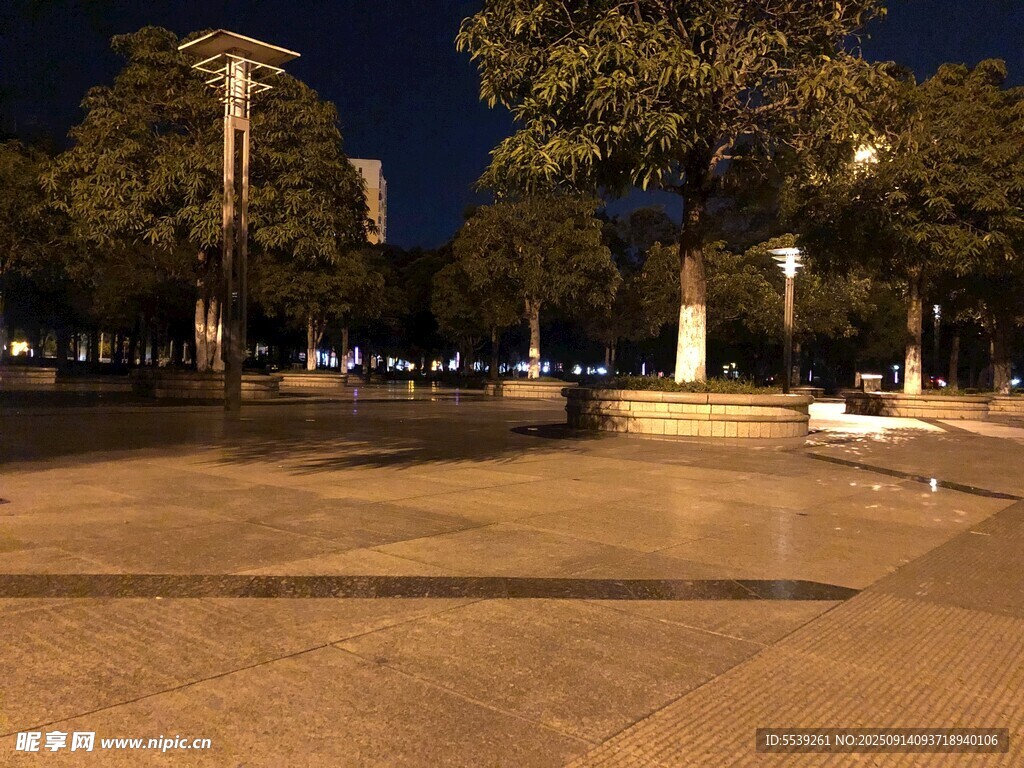 夜晚靜謐的城市廣場景象