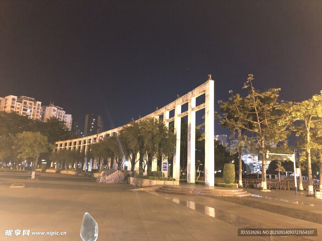 城市夜景中的白色立柱景觀