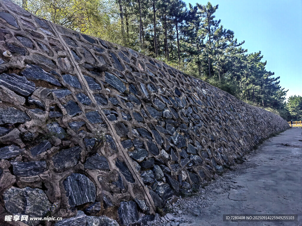 石砌護(hù)坡堅(jiān)固的道路屏障