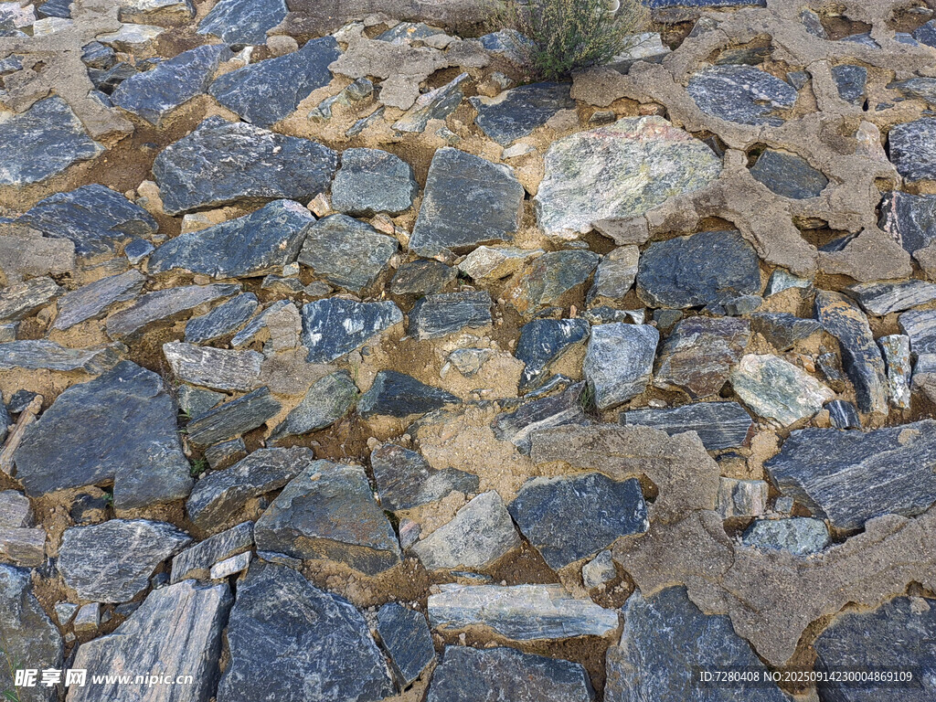 石塊鋪就的古樸地面
