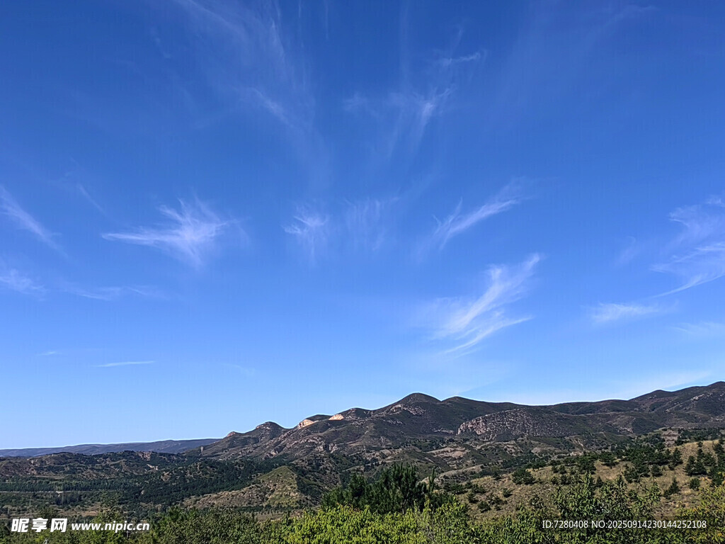 藍天青山美景