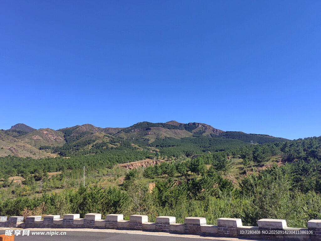 公路邊的青山藍(lán)天美景
