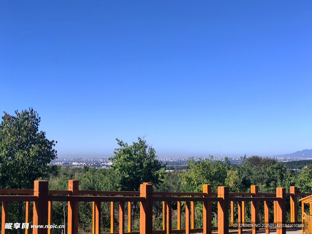 戶外木欄旁的開闊風景