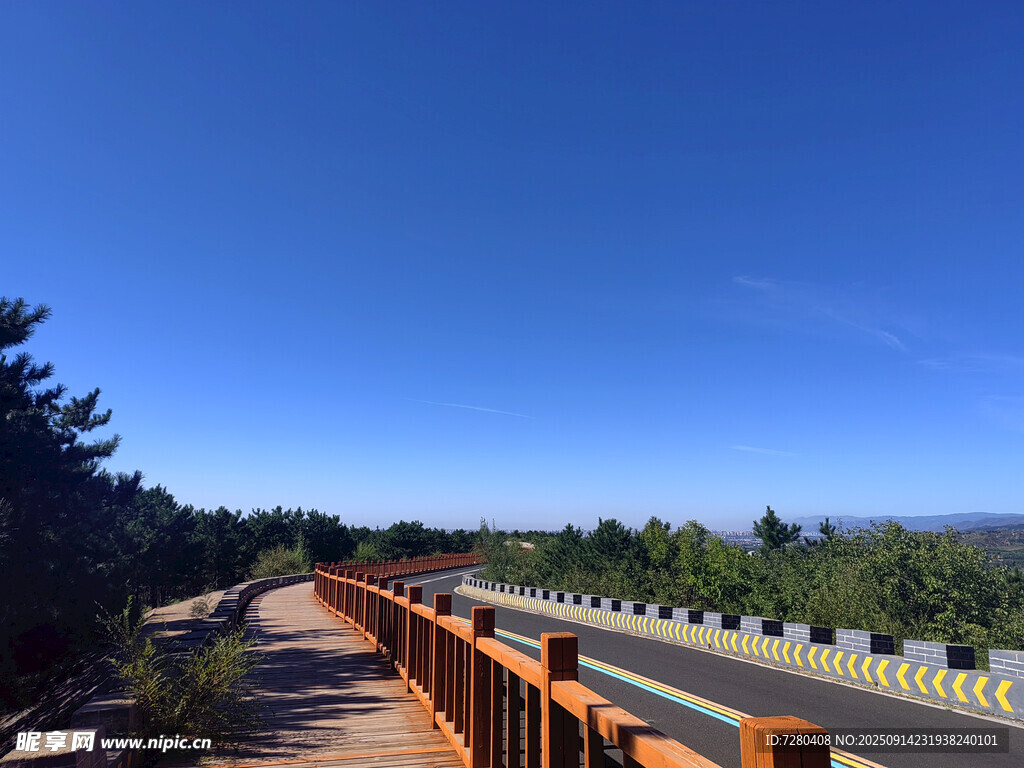 山間公路旁的木質(zhì)護欄景觀