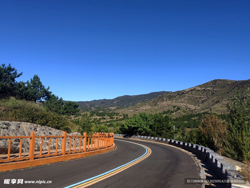 蜿蜒公路旁的青山藍(lán)天