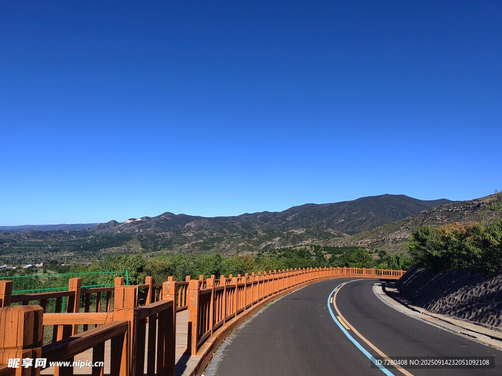 蜿蜒公路旁的美麗景致