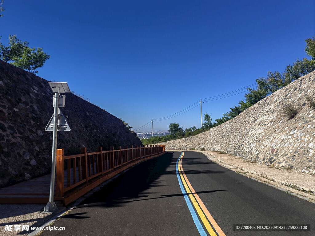 山間彩色標(biāo)線公路景觀