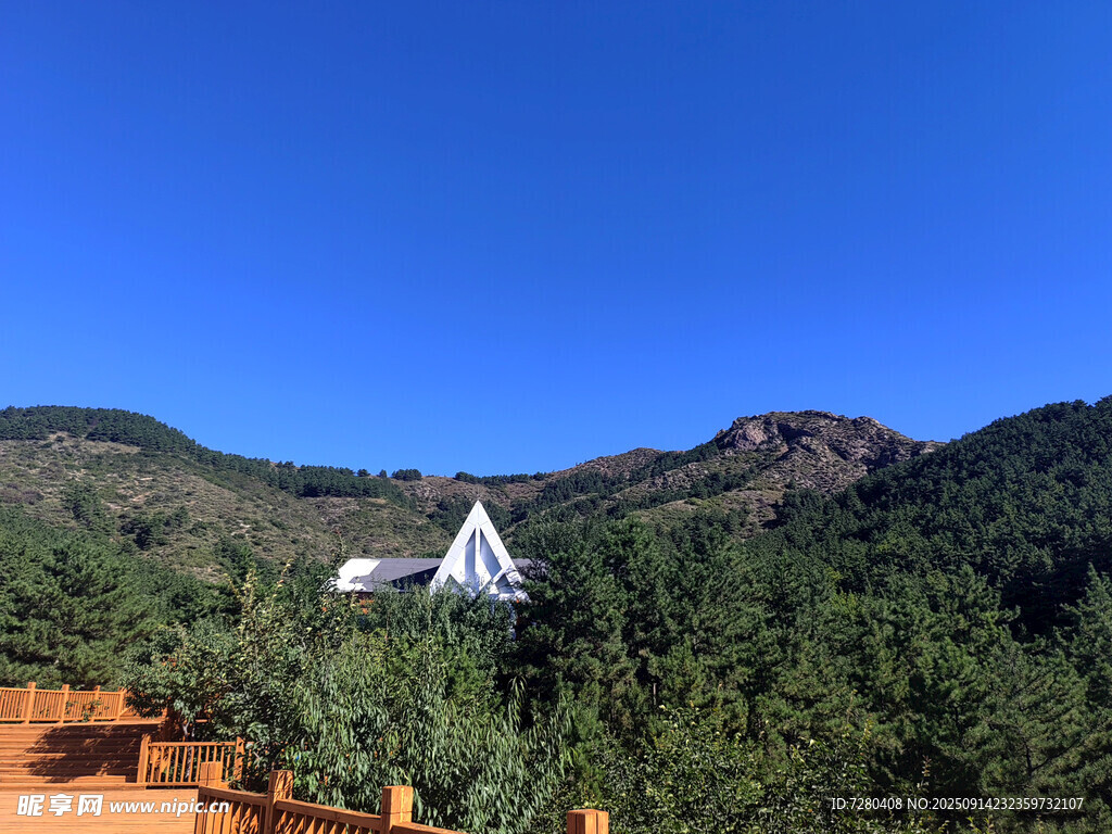 山間白頂建筑的秀麗景致