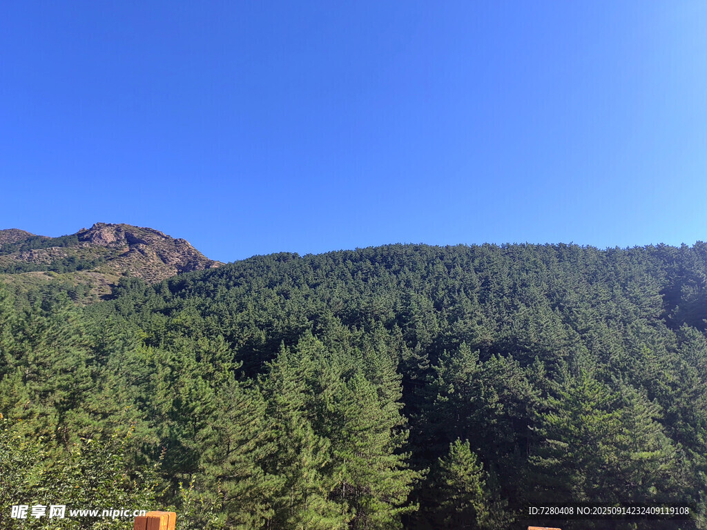 山林藍(lán)天美景