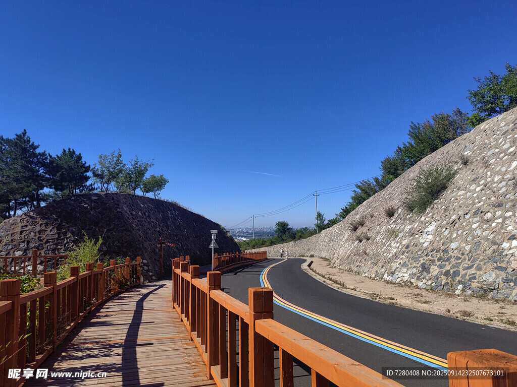 山間木棧道旁的蜿蜒公路