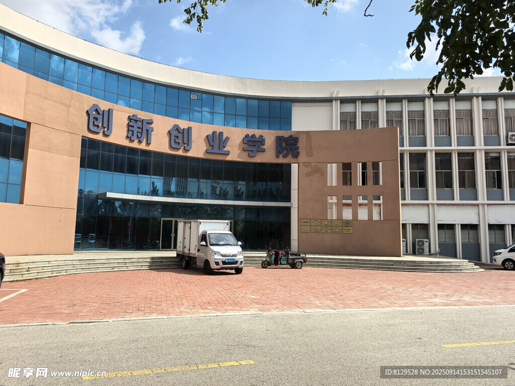 某醫(yī)院門診樓外觀
