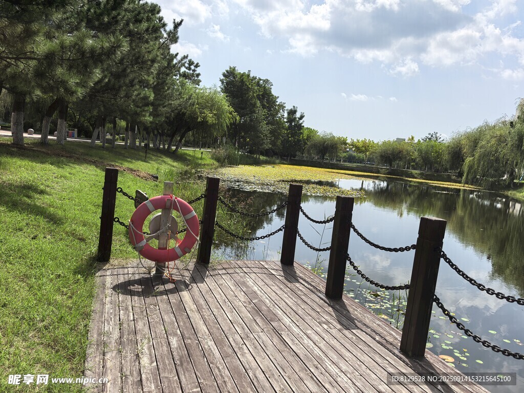 湖畔木棧道風(fēng)景