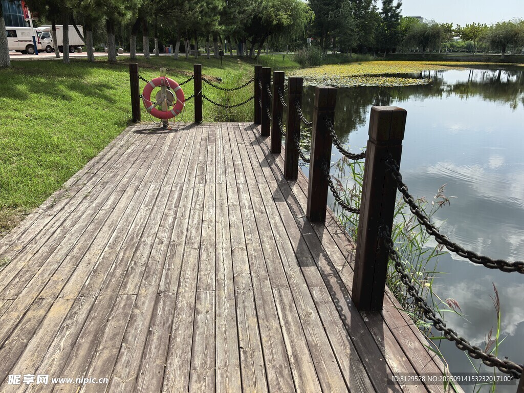 湖畔木質(zhì)棧道景觀