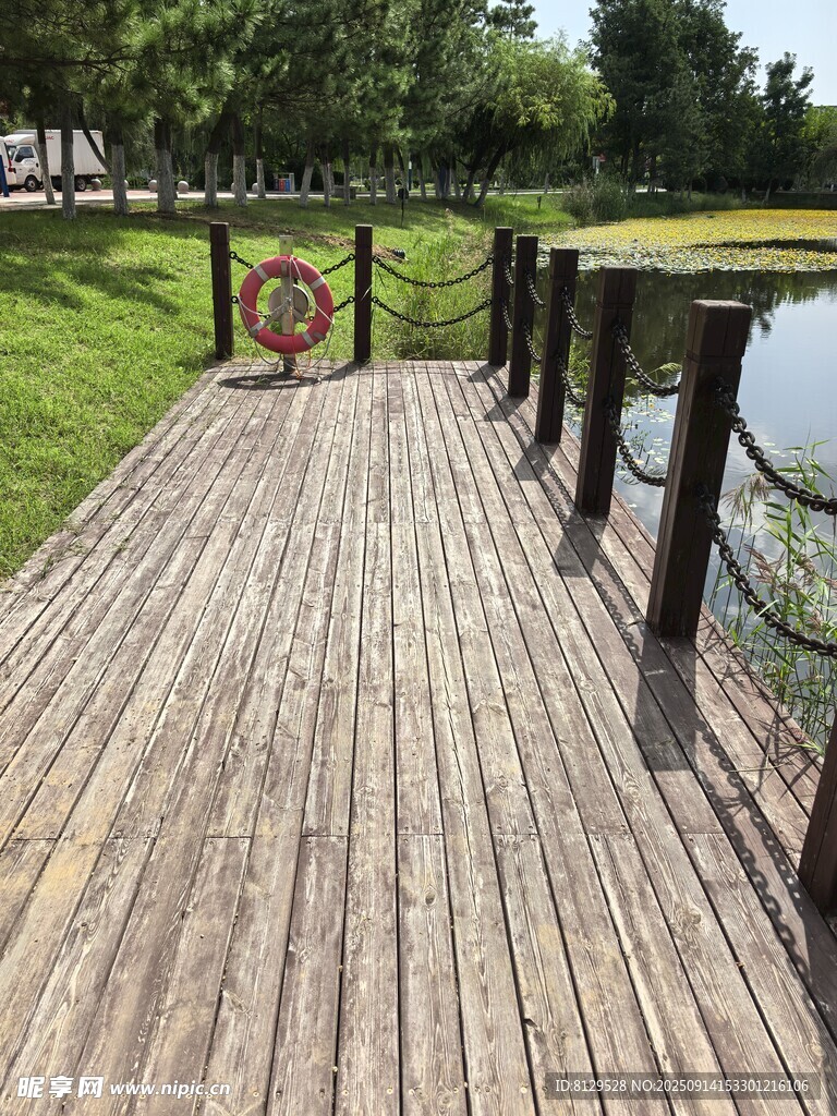 湖畔木質(zhì)棧道風(fēng)景