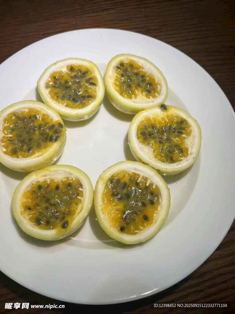 白色盤上的美味百香果
