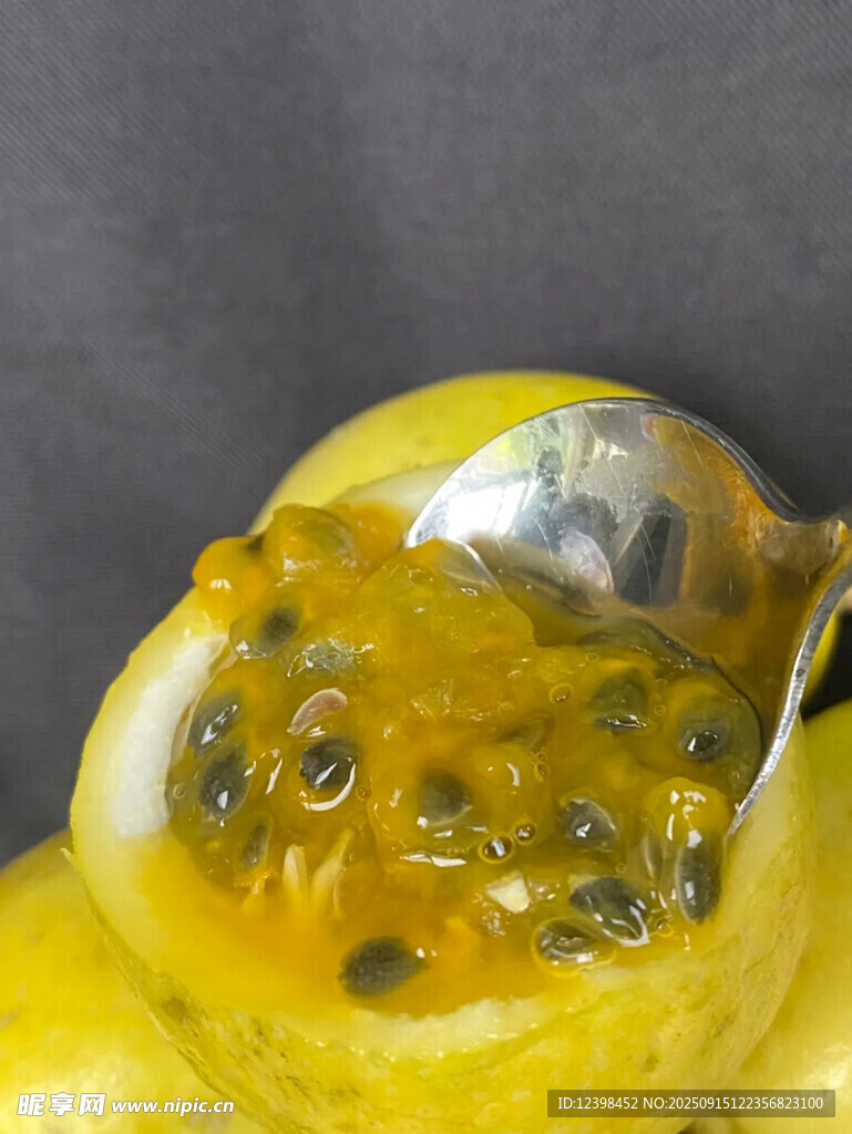 勺子舀取的新鮮百香果